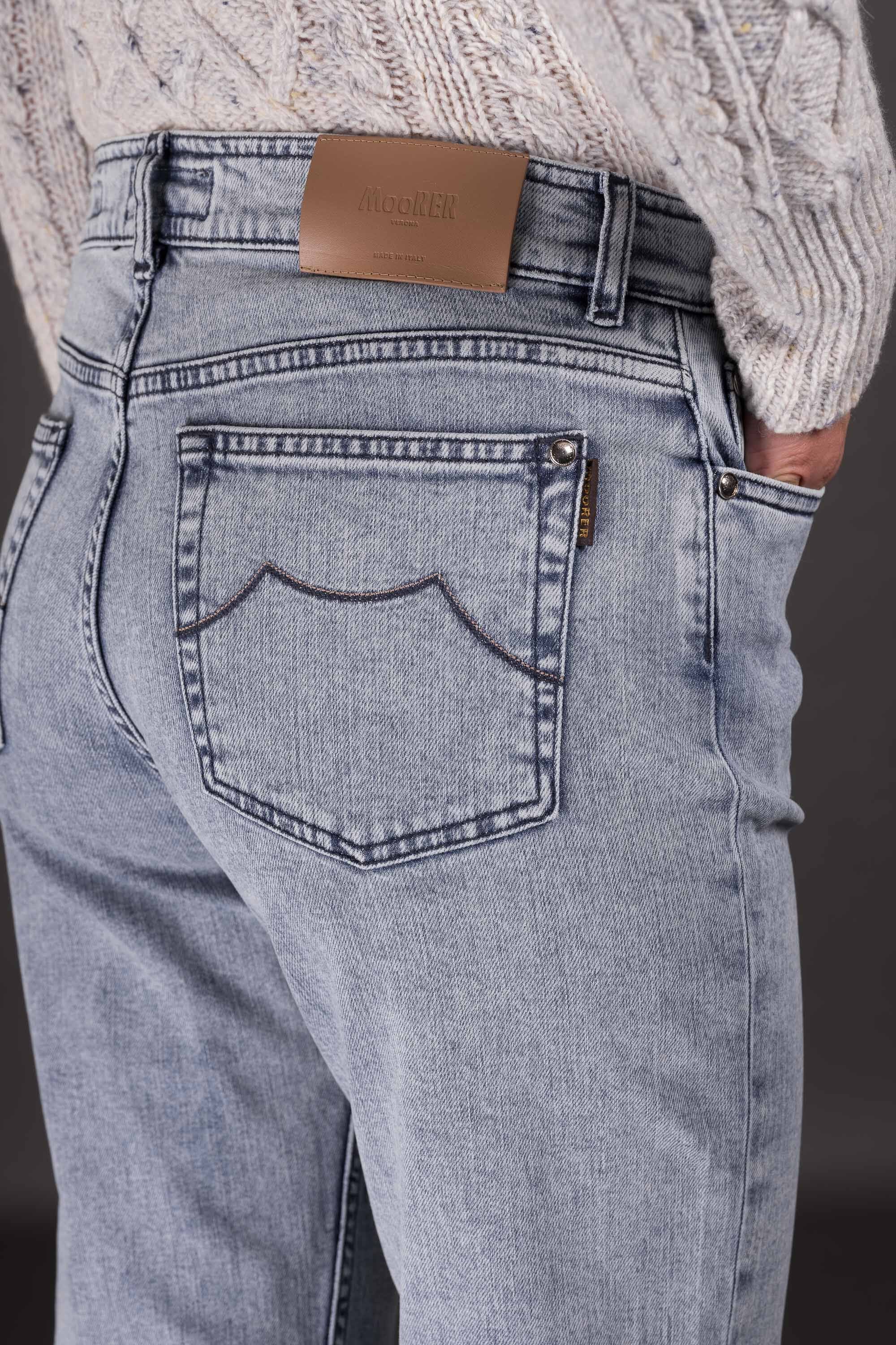 MOORER WOMEN'S LIGHT WASH STRAIGHT-LEG JEANS