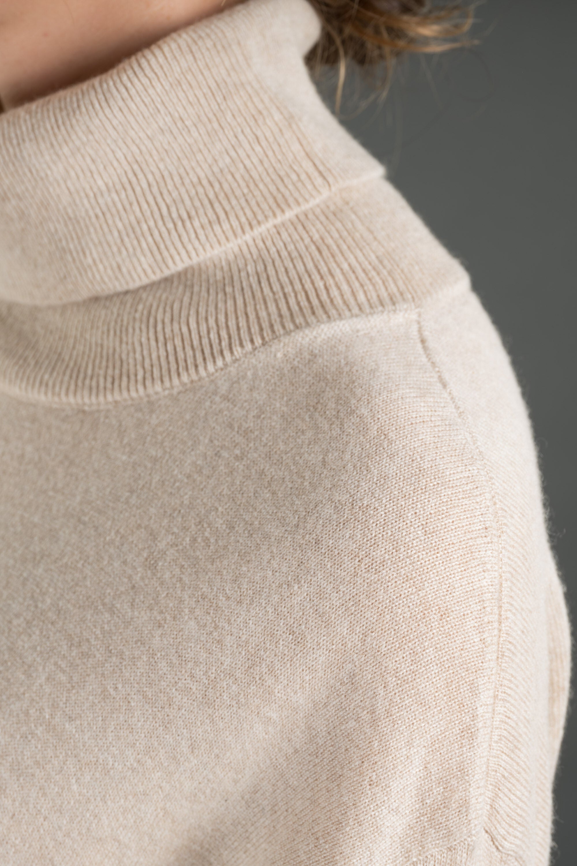 MOORER WOMEN'S HAZELNUT TURTLENECK KNIT SWEATER