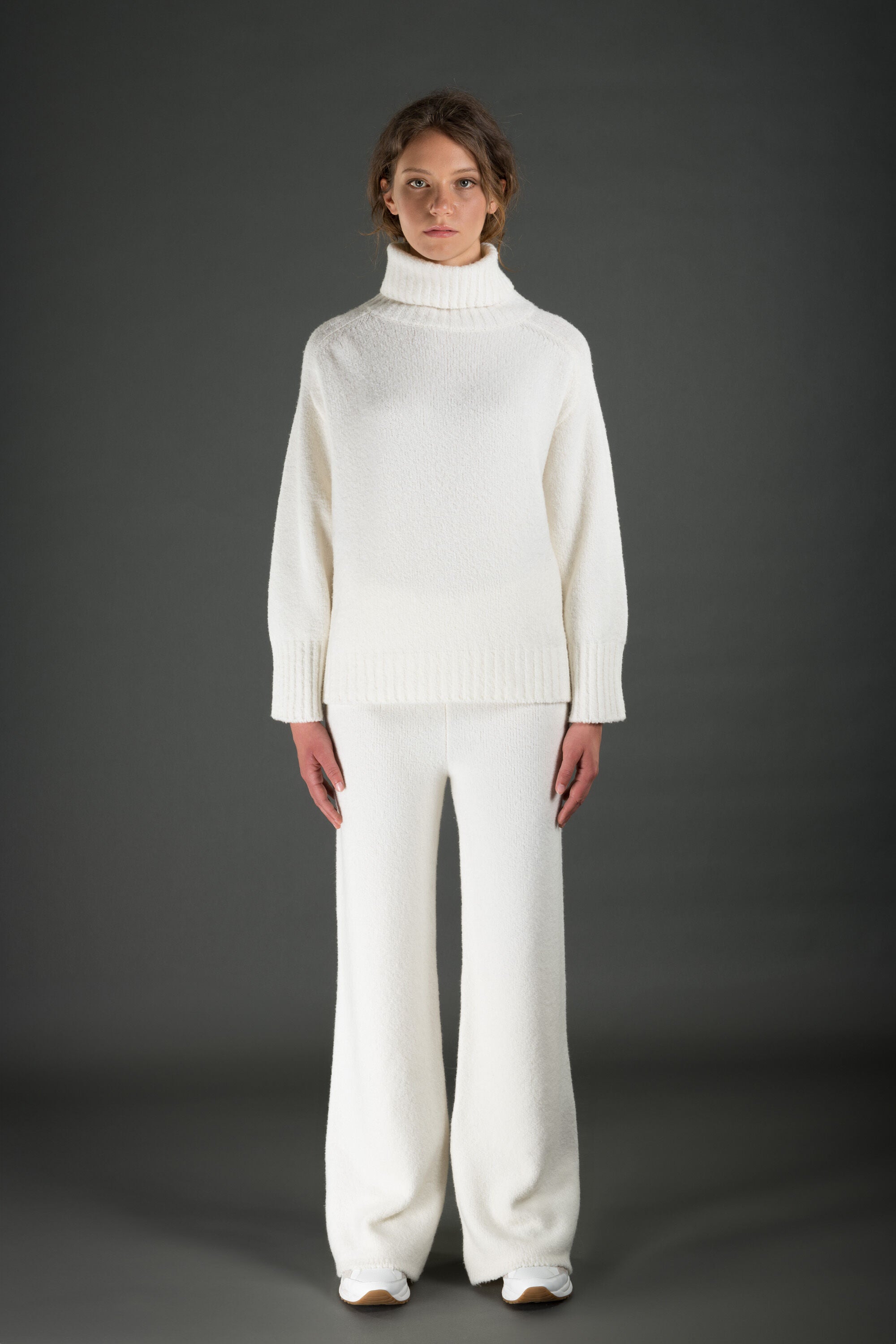 MOORER WOMEN'S WHITE TURTLENECK RELAXED SWEATER