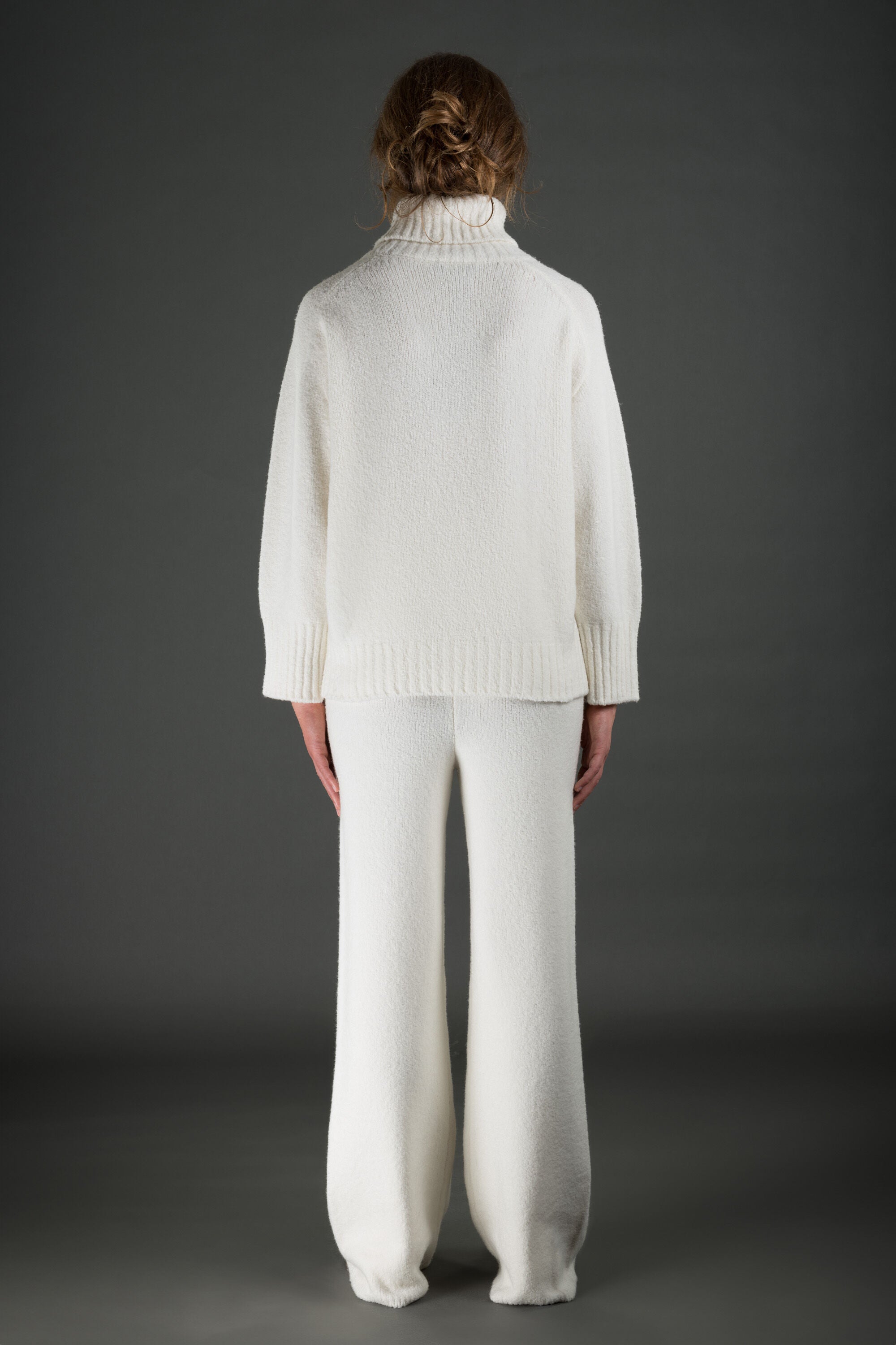 MOORER WOMEN'S WHITE TURTLENECK RELAXED SWEATER