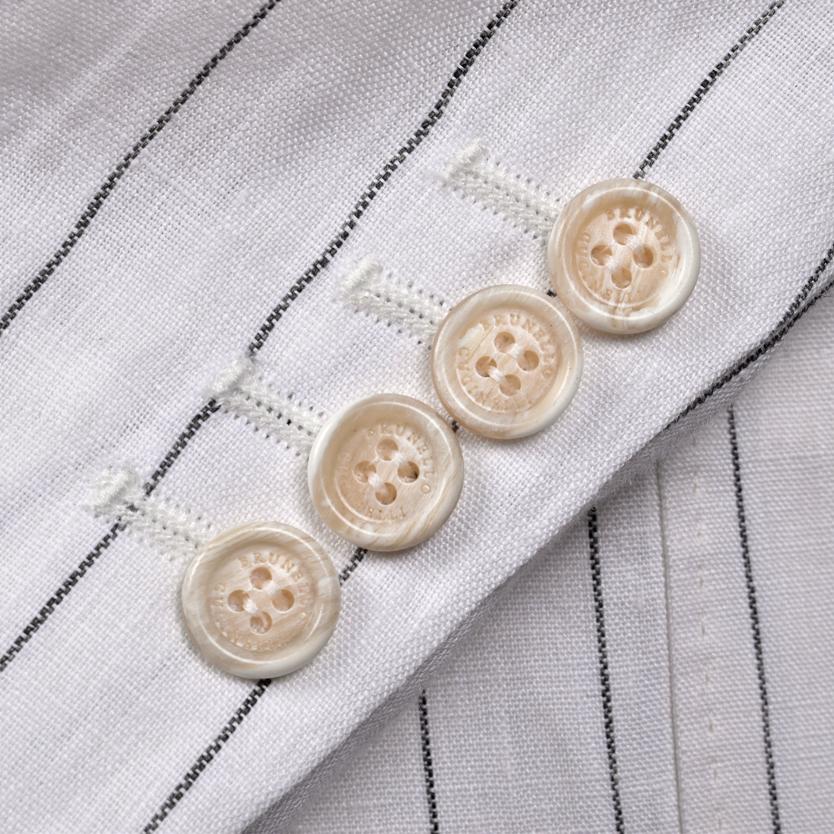 BRUNELLO CUCINELLI MEN'S WHITE LINEN DOUBLE-BREASTED STRIPED BLAZER