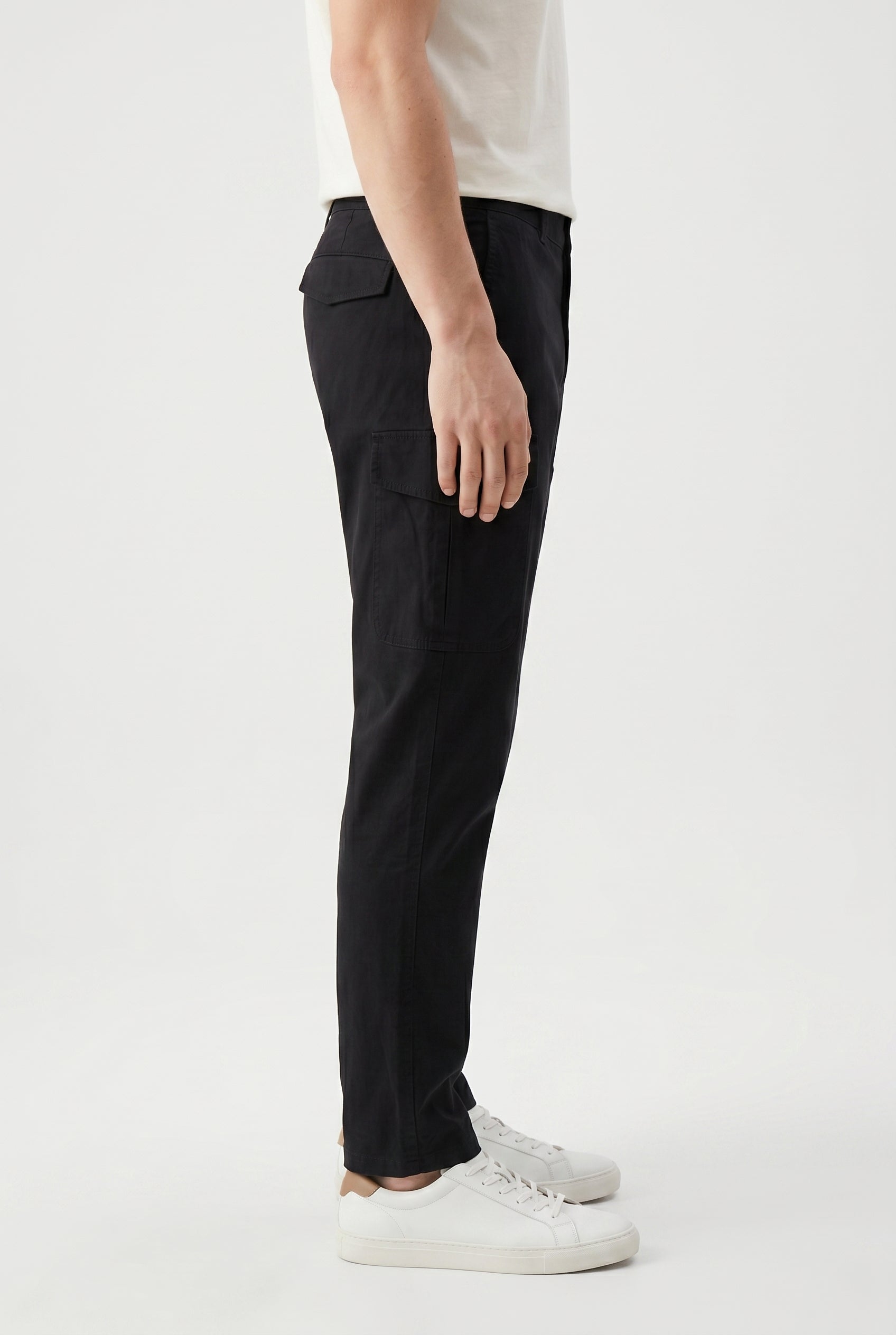 BRUNELLO CUCINELLI MEN'S BLACK COTTON CARGO TROUSERS