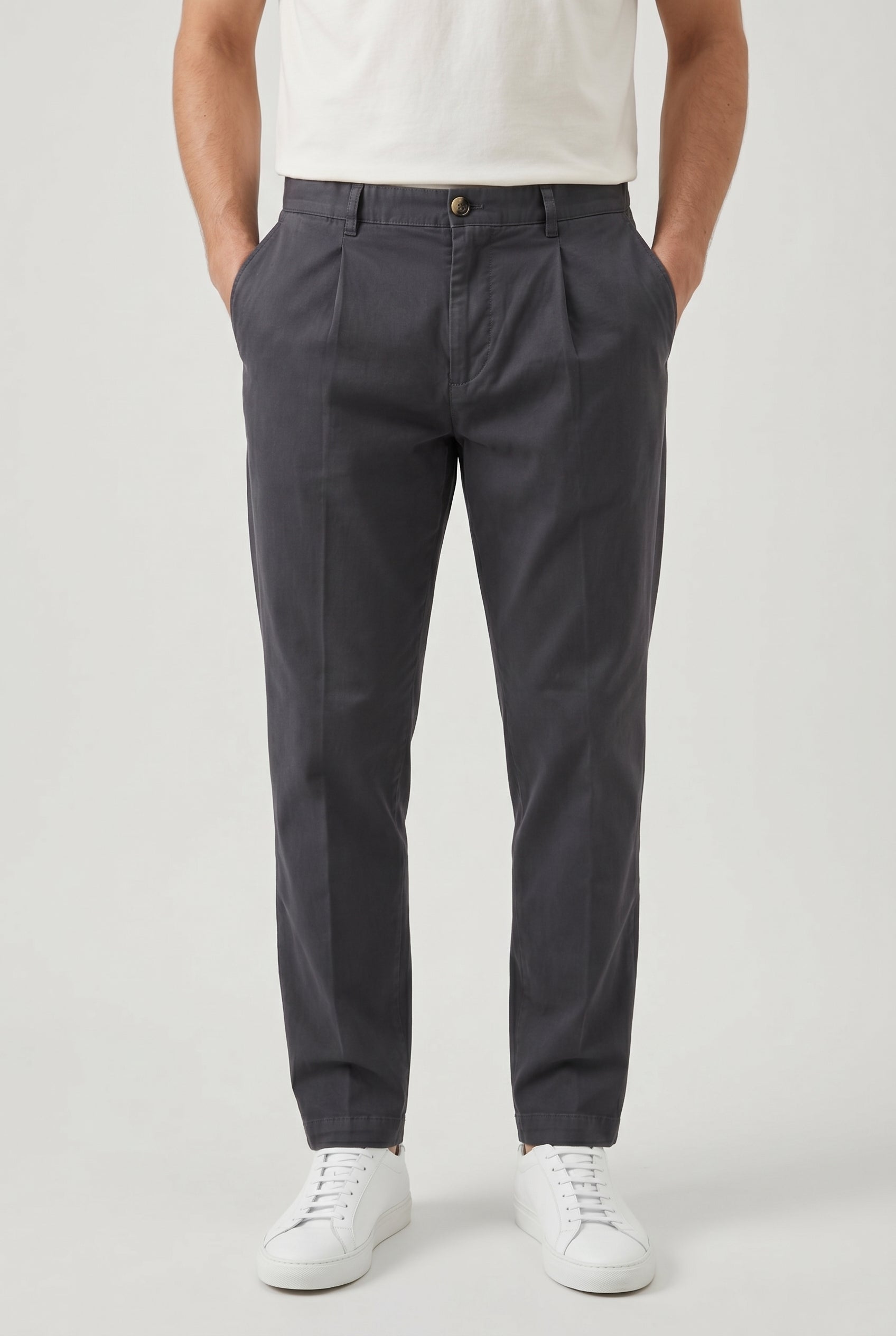 BRUNELLO CUCINELLI MEN'S DARK GREY PLEATED TROUSERS