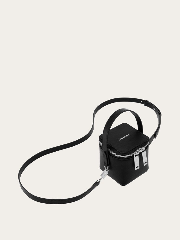 FERRAGAMO WOMEN'S BLACK CALF LEATHER BAG