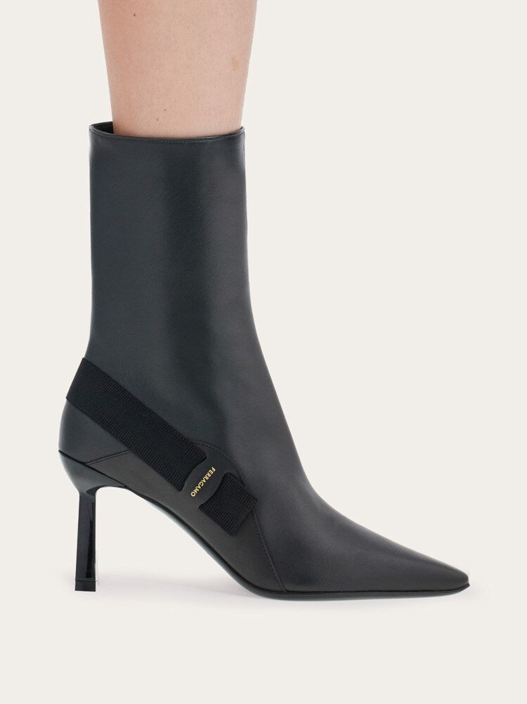 FERRAGAMO WOMEN'S BLACK LEATHER POINTED ANKLE BOOTS