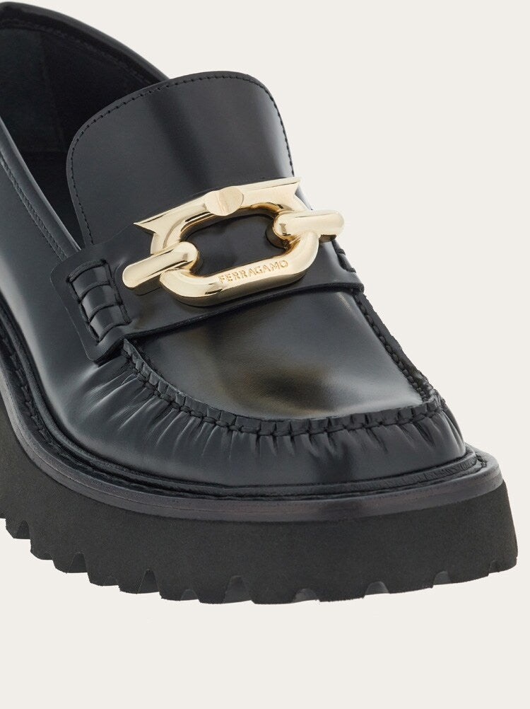 FERRAGAMO WOMEN'S BLACK CALF LEATHER LOAFERS