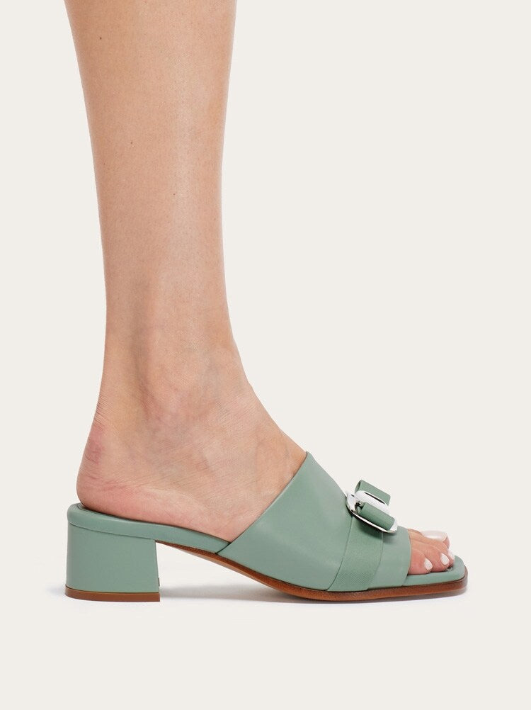 FERRAGAMO WOMEN'S GREEN LAMB LEATHER SANDALS