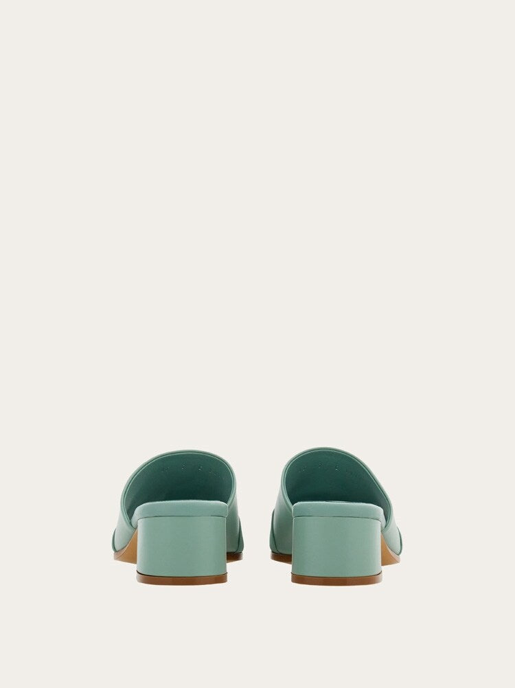 FERRAGAMO WOMEN'S GREEN LAMB LEATHER SANDALS