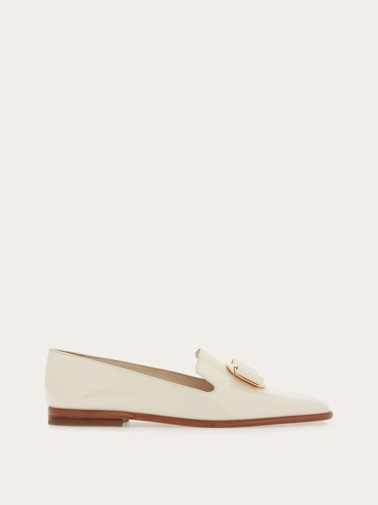 FERRAGAMO WOMEN'S OFF WHITE PATENT LEATHER SHOES