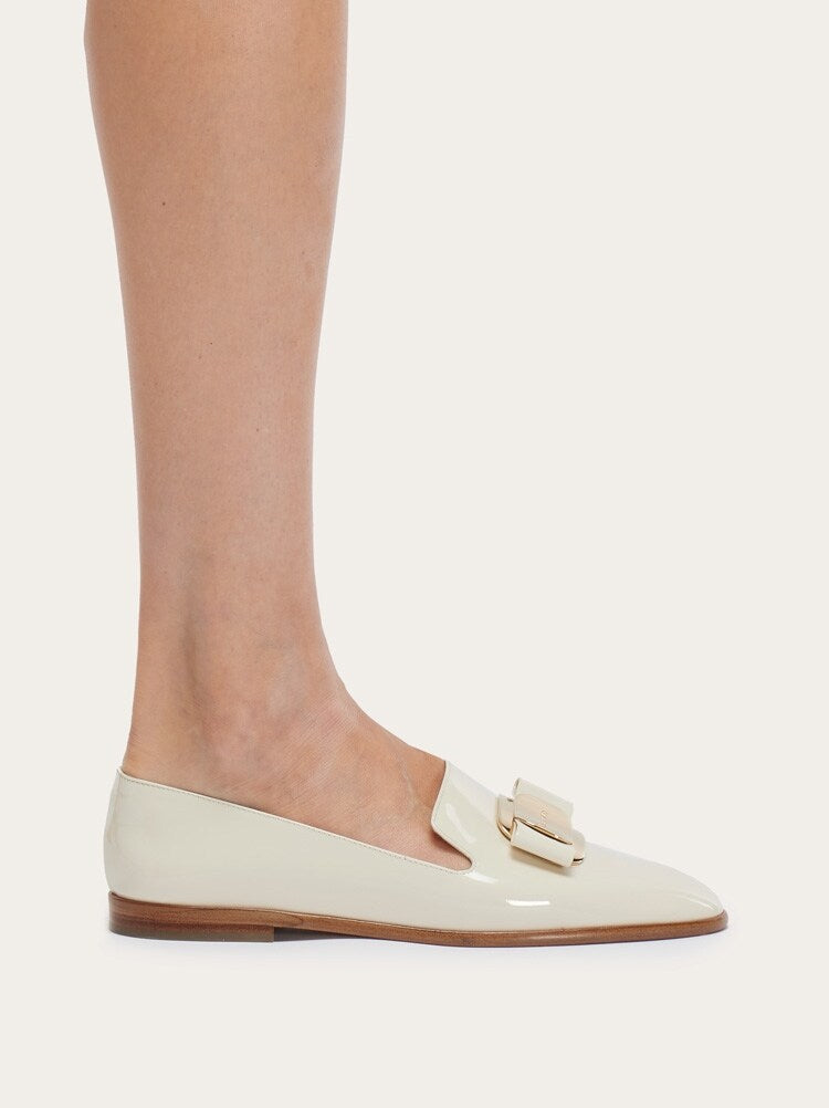 FERRAGAMO WOMEN'S OFF WHITE PATENT LEATHER SHOES