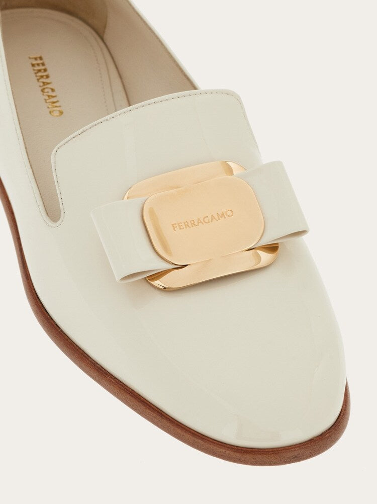FERRAGAMO WOMEN'S OFF WHITE PATENT LEATHER SHOES
