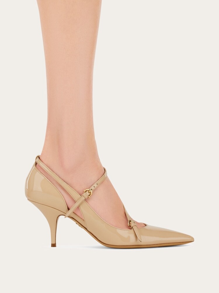 FERRAGAMO WOMEN'S BEIGE LEATHER POINTED SHOES