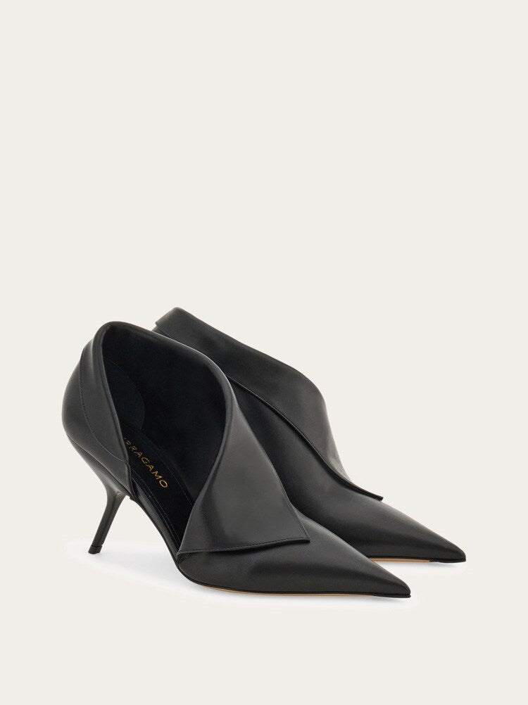FERRAGAMO WOMEN'S BLACK LAMBSKIN POINTED SHOES