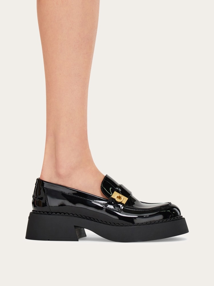 FERRAGAMO WOMEN'S BLACK PATENT LEATHER LOAFERS