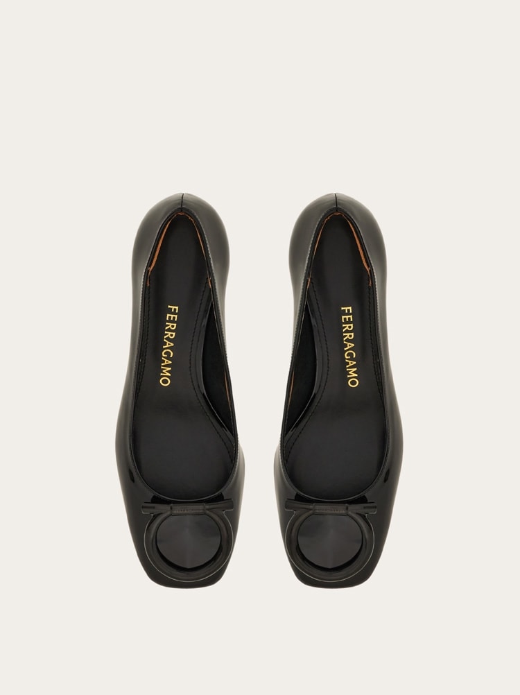 FERRAGAMO WOMEN'S BLACK PATENT LEATHER PUMPS