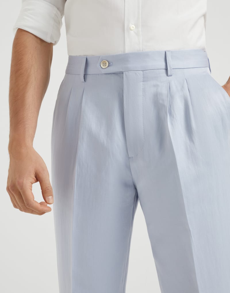 BRUNELLO CUCINELLI MEN'S LIGHT BLUE LINEN TAILORED TROUSERS
