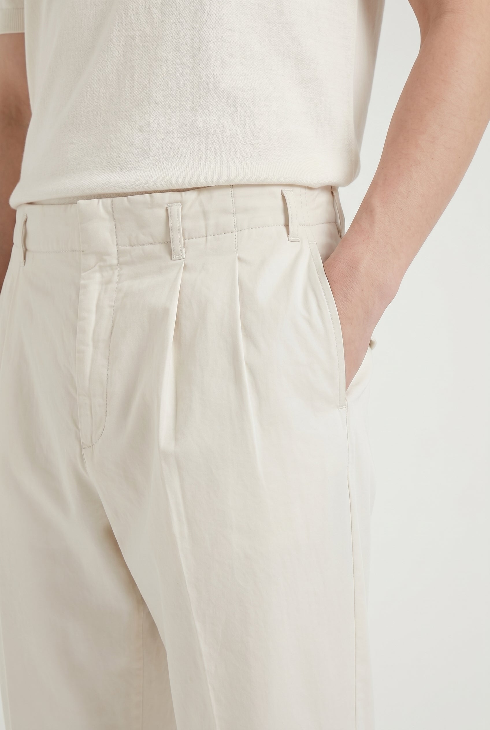 BRUNELLO CUCINELLI MEN'S LIGHT BEIGE PLEATED TROUSERS