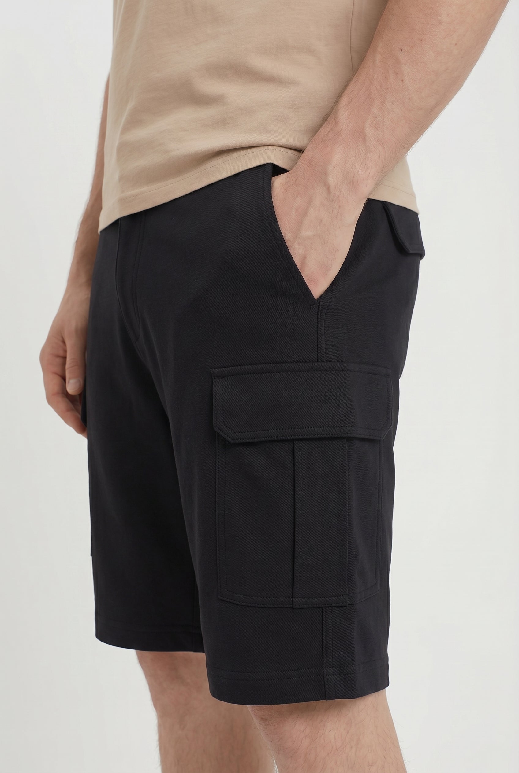 BRUNELLO CUCINELLI MEN'S BLACK COTTON CARGO SHORTS