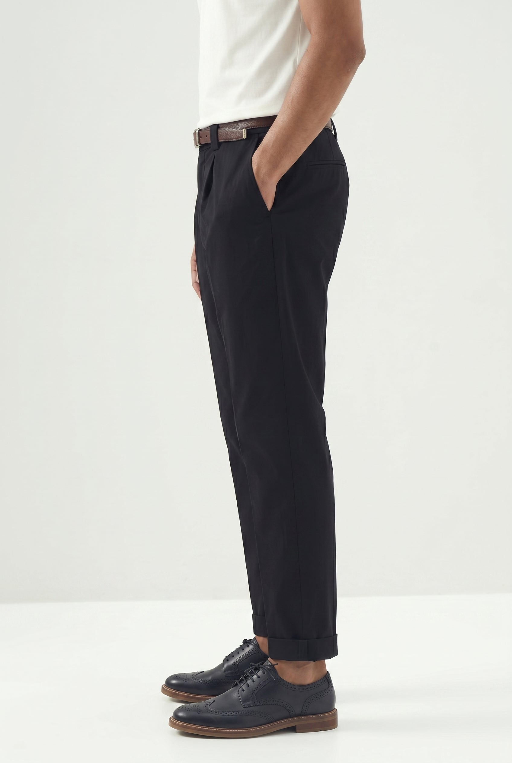 BRUNELLO CUCINELLI MEN'S BLACK TAPERED COTTON TROUSERS
