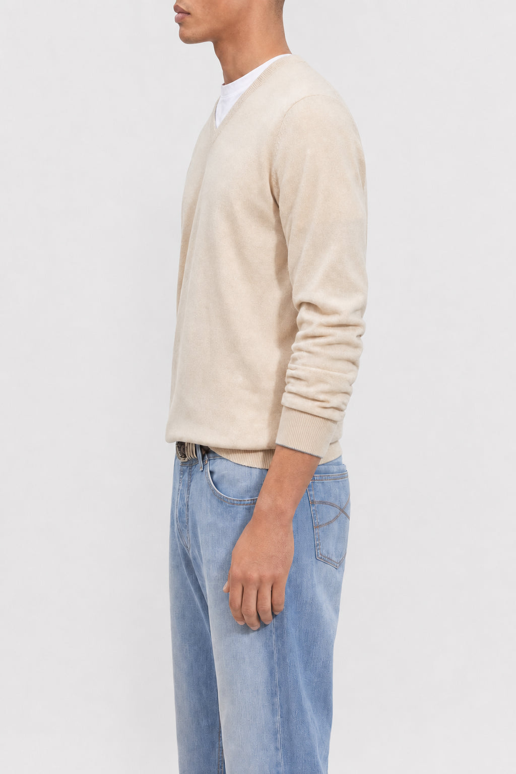 BRUNELLO CUCINELLI MEN'S BEIGE WOOL V NECK SWEATER