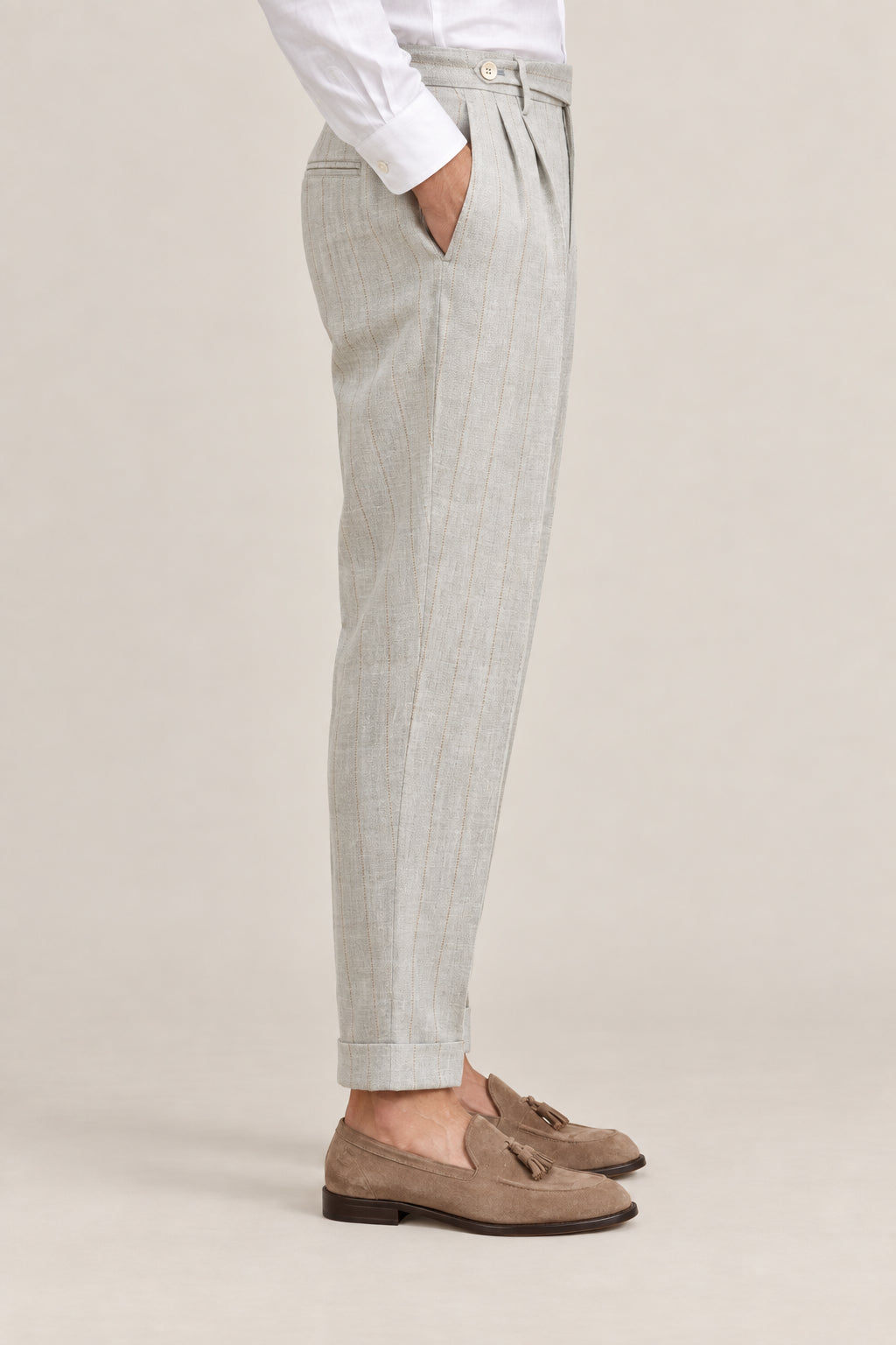 BRUNELLO CUCINELLI MEN'S LIGHT GREY PLEATED TROUSERS