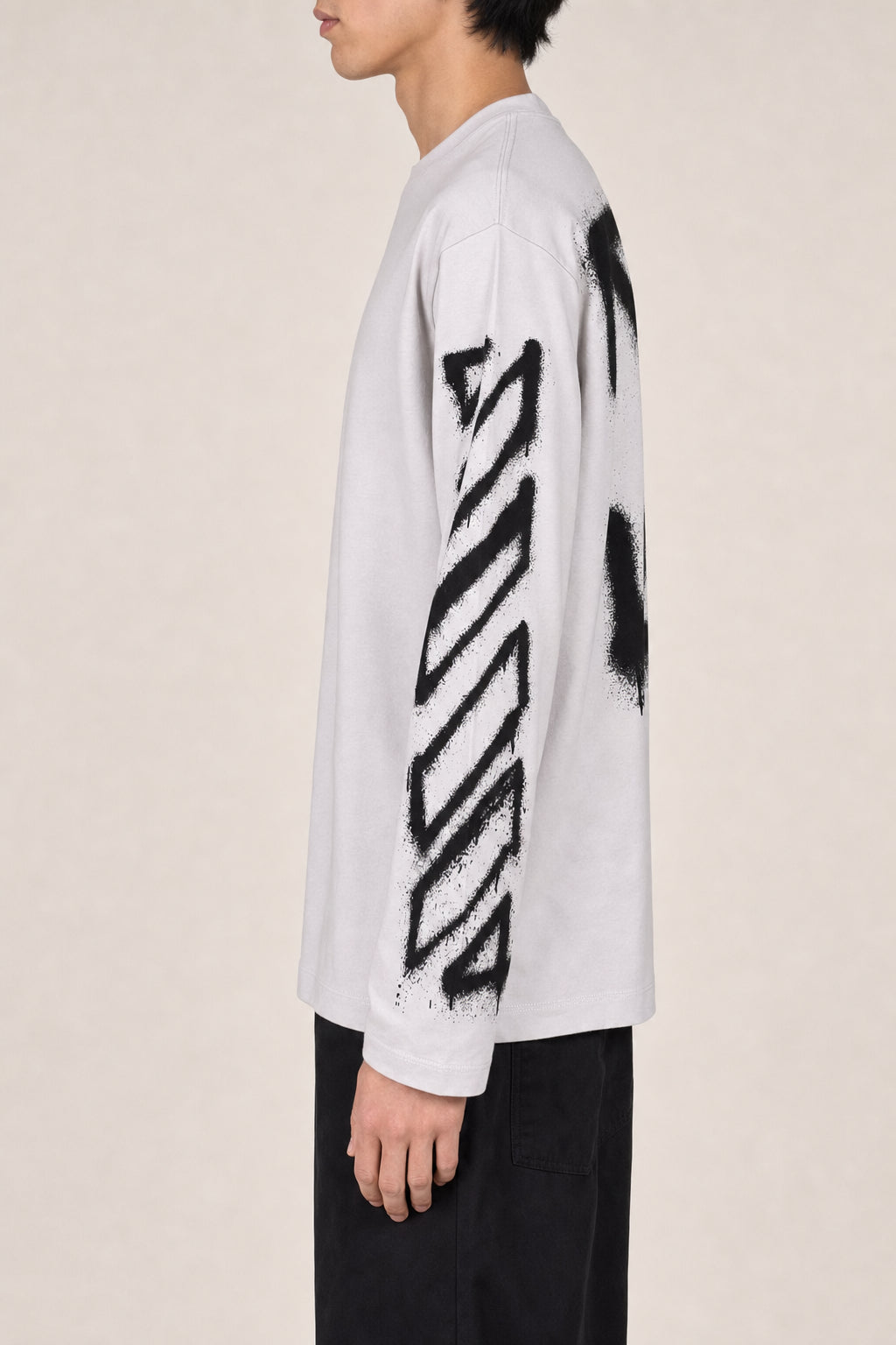 OFF-WHITE MEN'S SPRAY CAN ARROW SKATE L/S TEE