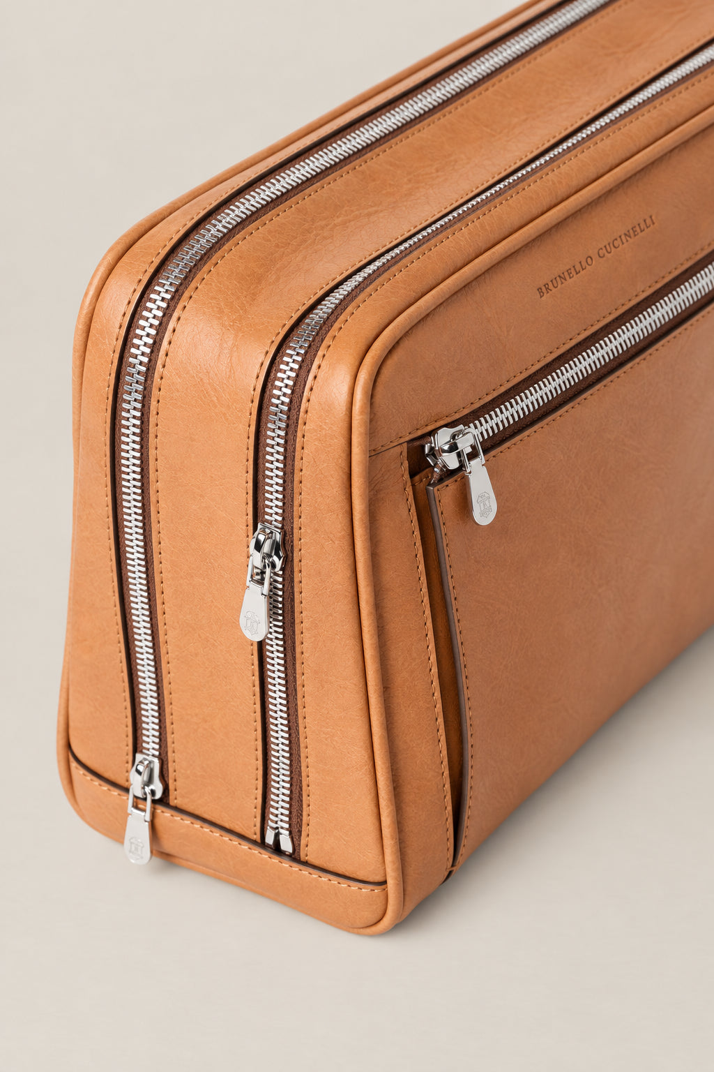 BRUNELLO CUCINELLI MEN'S COGNAC LEATHER ZIP BAG