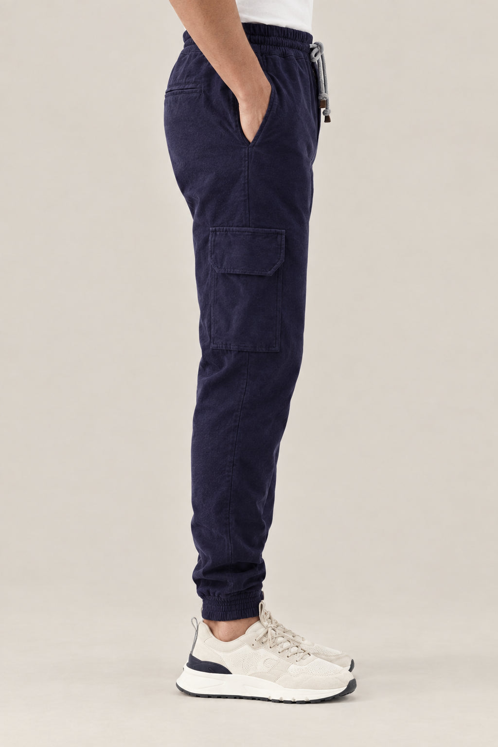 BRUNELLO CUCINELLI MEN'S COBALT BLUE COTTON CARGO TROUSERS