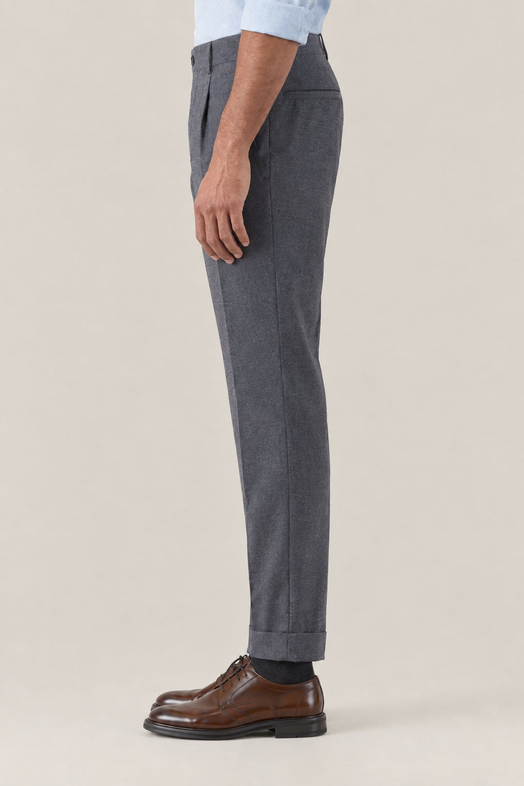 BRUNELLO CUCINELLI MEN'S MEDIUM GREY PLEATED TROUSERS