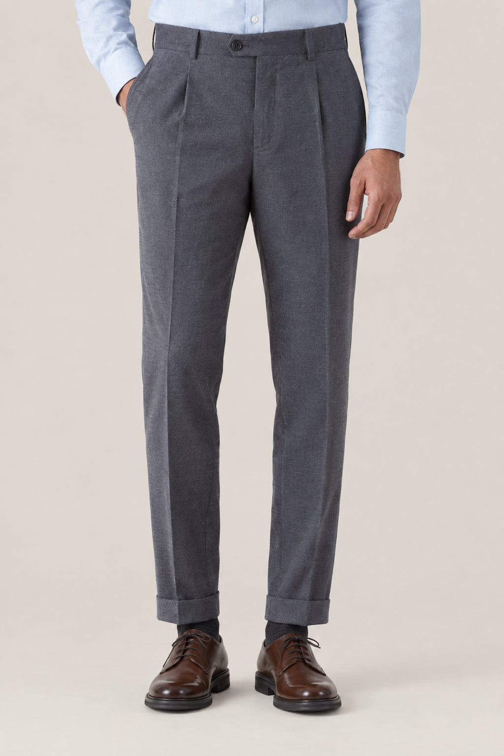 BRUNELLO CUCINELLI MEN'S MEDIUM GREY PLEATED TROUSERS