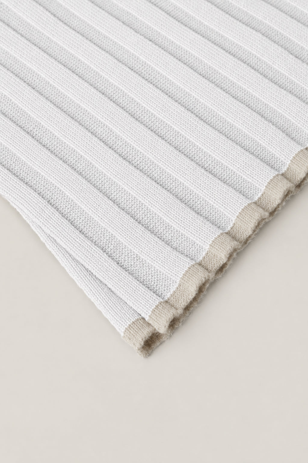 BRUNELLO CUCINELLI MEN'S WHITE RIBBED WOOL SCARF