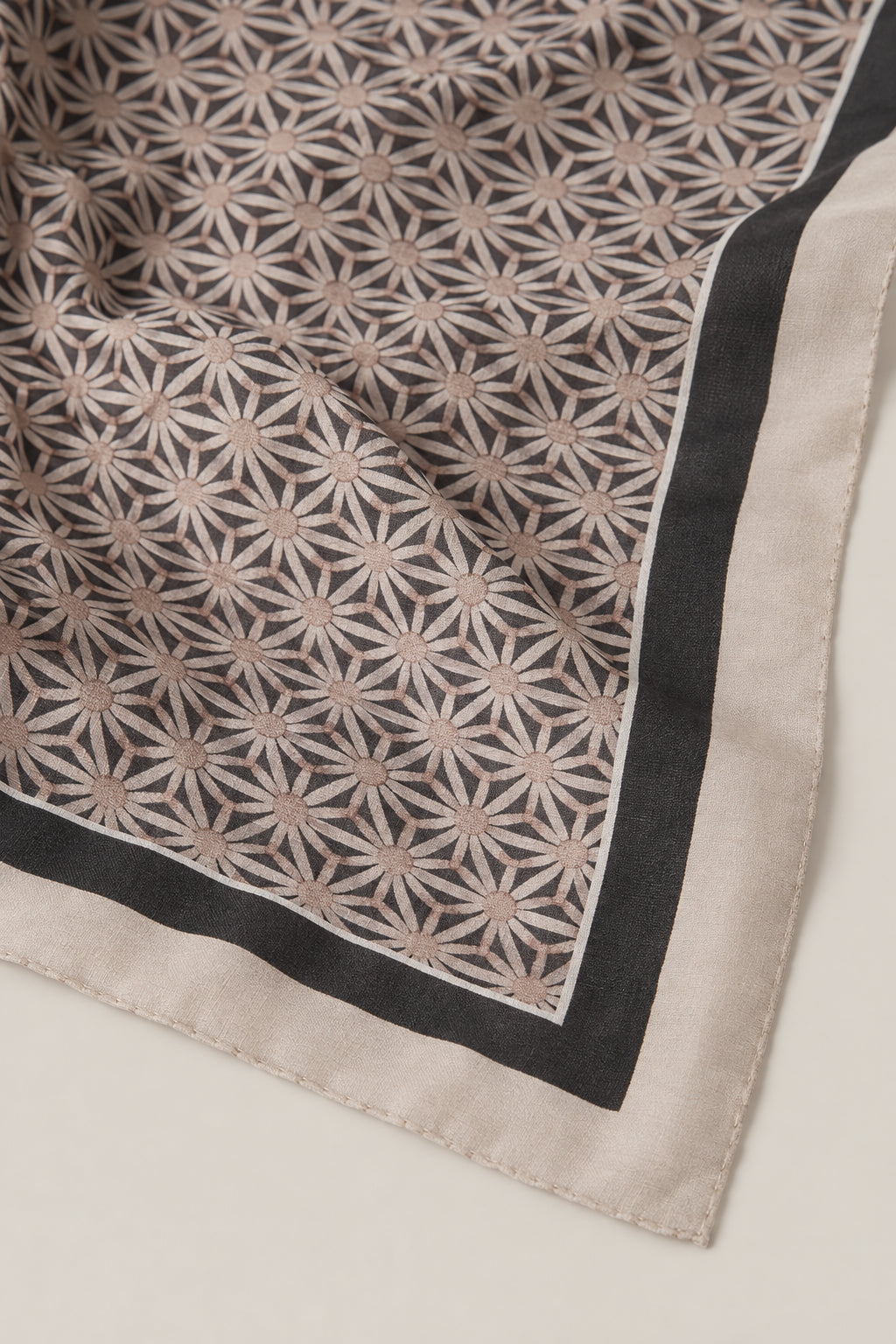 BRUNELLO CUCINELLI WOMEN'S ANTHRACITE BEIGE SILK PATTERNED SCARF