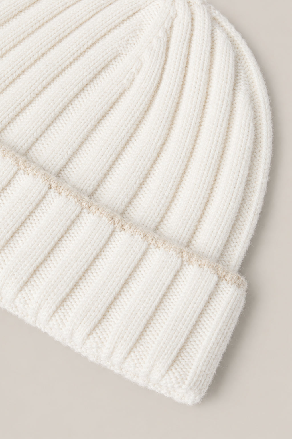 BRUNELLO CUCINELLI MEN'S WHITE RIBBED WOOL KNIT HAT