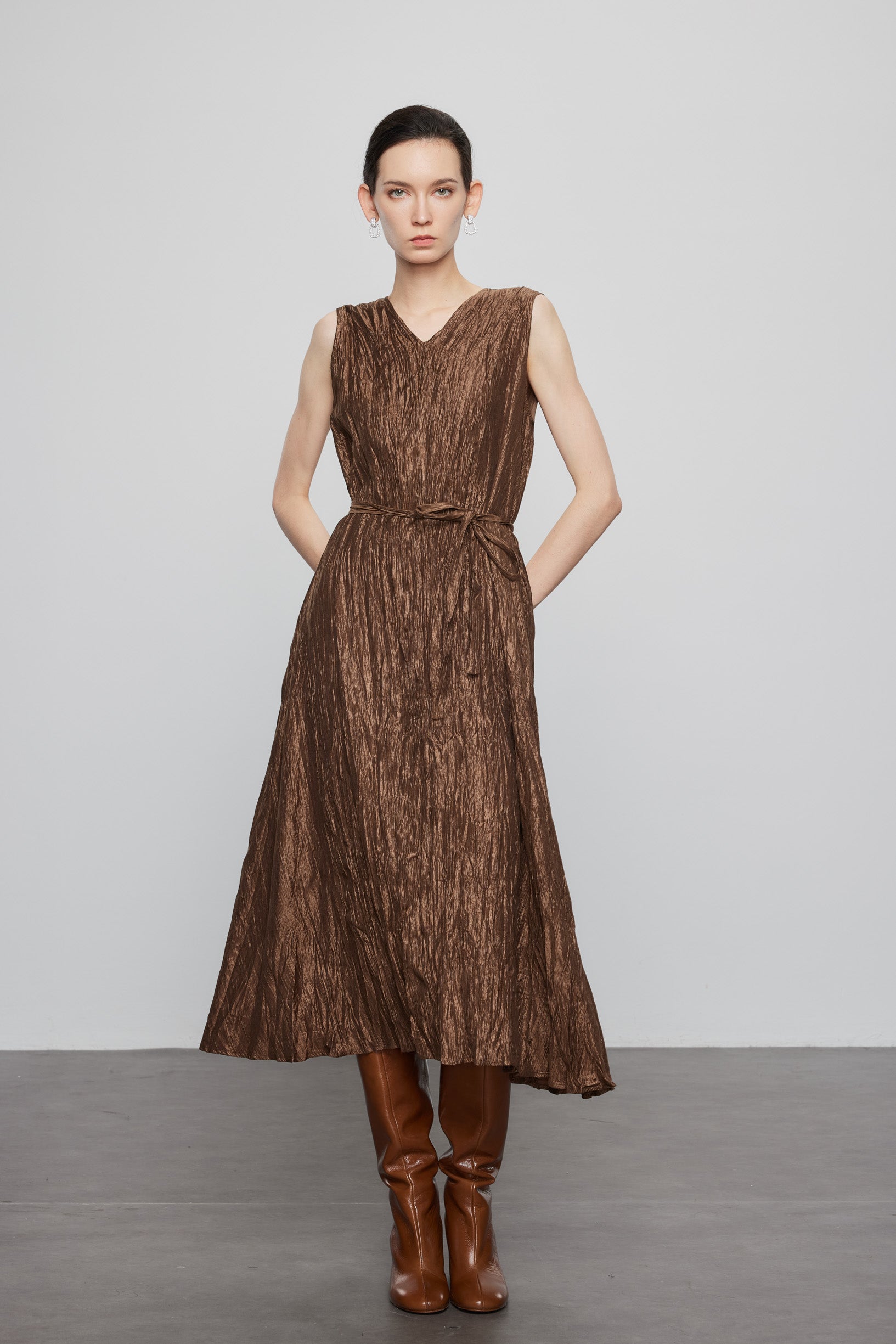 Max Simple V Neck Pleated Belted Sleeveless Dress Brown