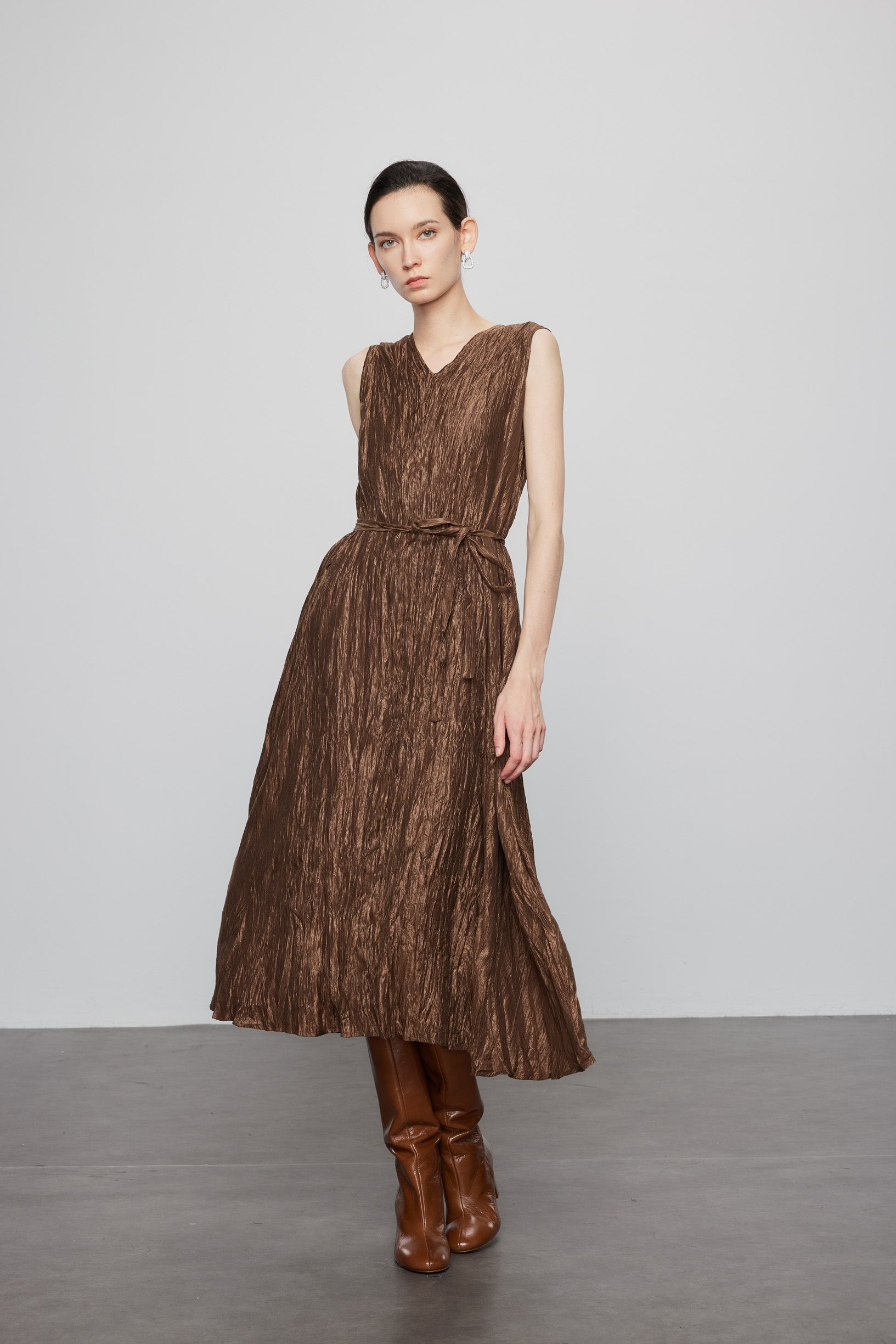 Max Simple V Neck Pleated Belted Sleeveless Dress Brown