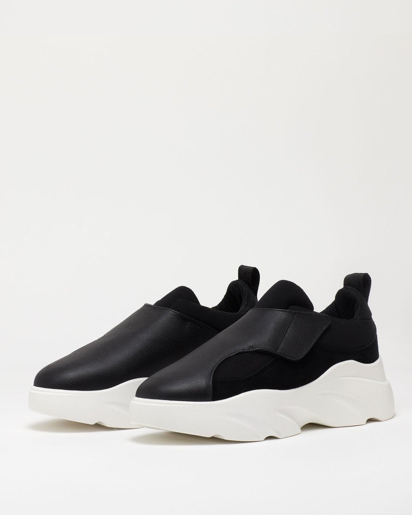 Slip On Sneakers - Magnlens